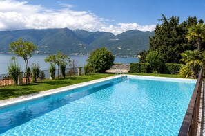 Ein Pool mit Blick auf Berge und einen See.