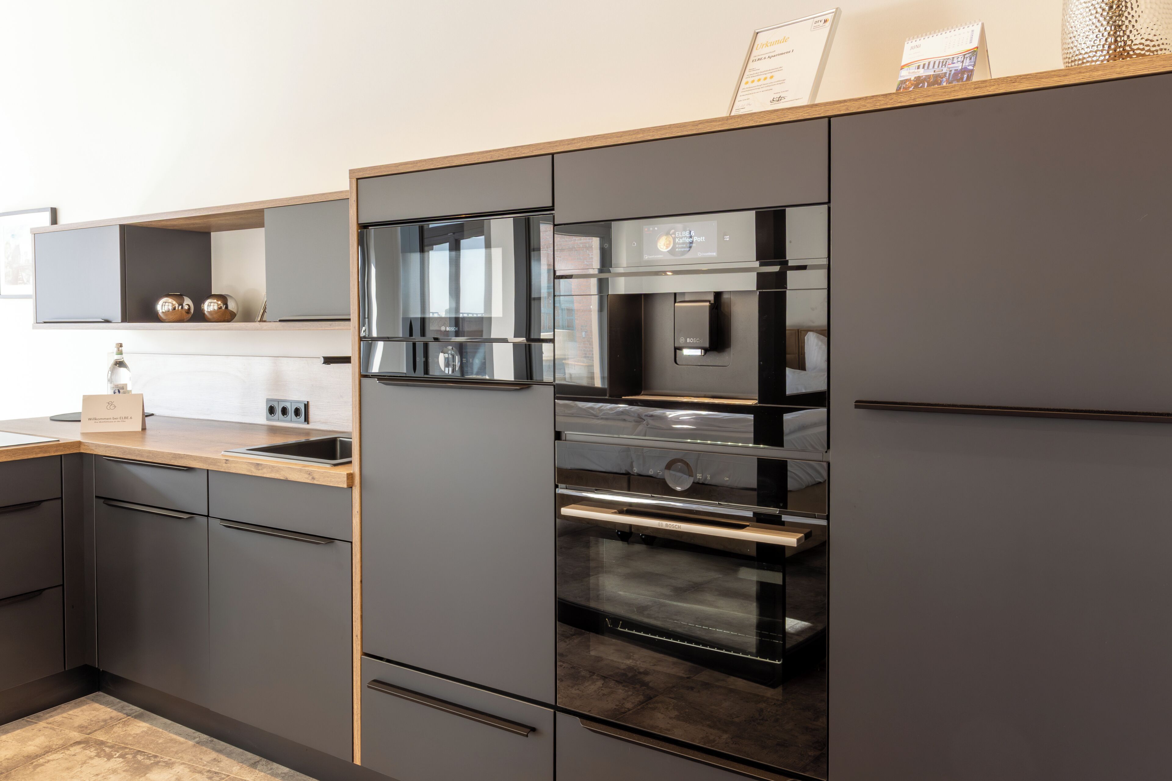 Wasserkocher mit Kaffee-/Teezubehör, Kühlschrank, Mikrowelle, Ofen