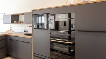 Wasserkocher mit Kaffee-/Teezubehör, Kühlschrank, Mikrowelle, Ofen