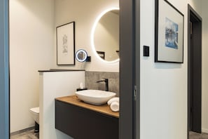 Doccia, asciugacapelli, asciugamani, sapone