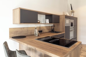 Frigorifero, microonde, forno, piano cottura