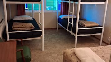 Quarto solteiro básico, vista para o parque | Escrivaninha, espaço de trabalho para notebook, Wi-Fi de cortesia