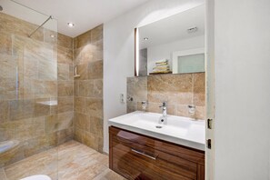 Shower, hair dryer, towels - Apartment 'Sophie' with Balcony and Wi-Fi (Ruhpolding)