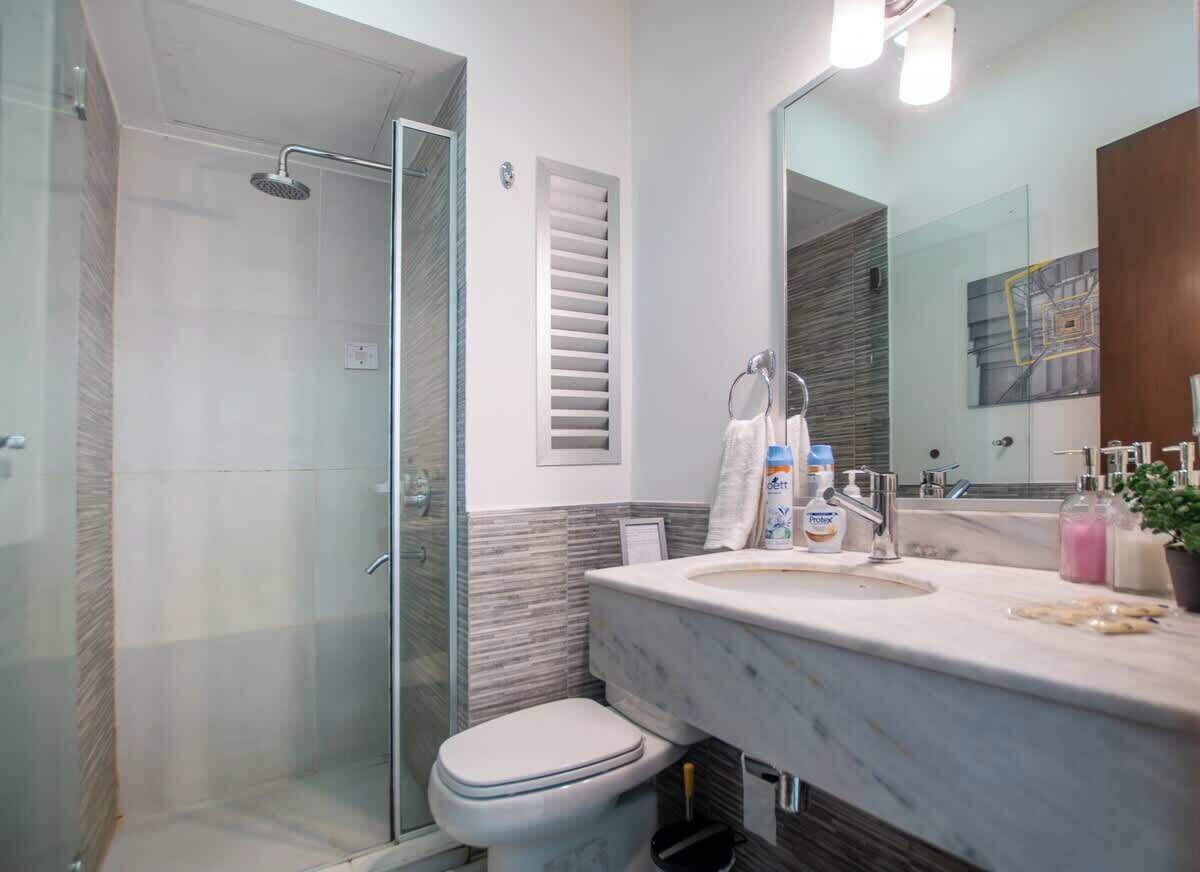 Apartemen, pemandangan kota | Kamar mandi