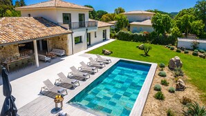 A modern house with a swimming pool, outdoor furniture, and a well-maintained garden. - Villa Déoni (Zonza)