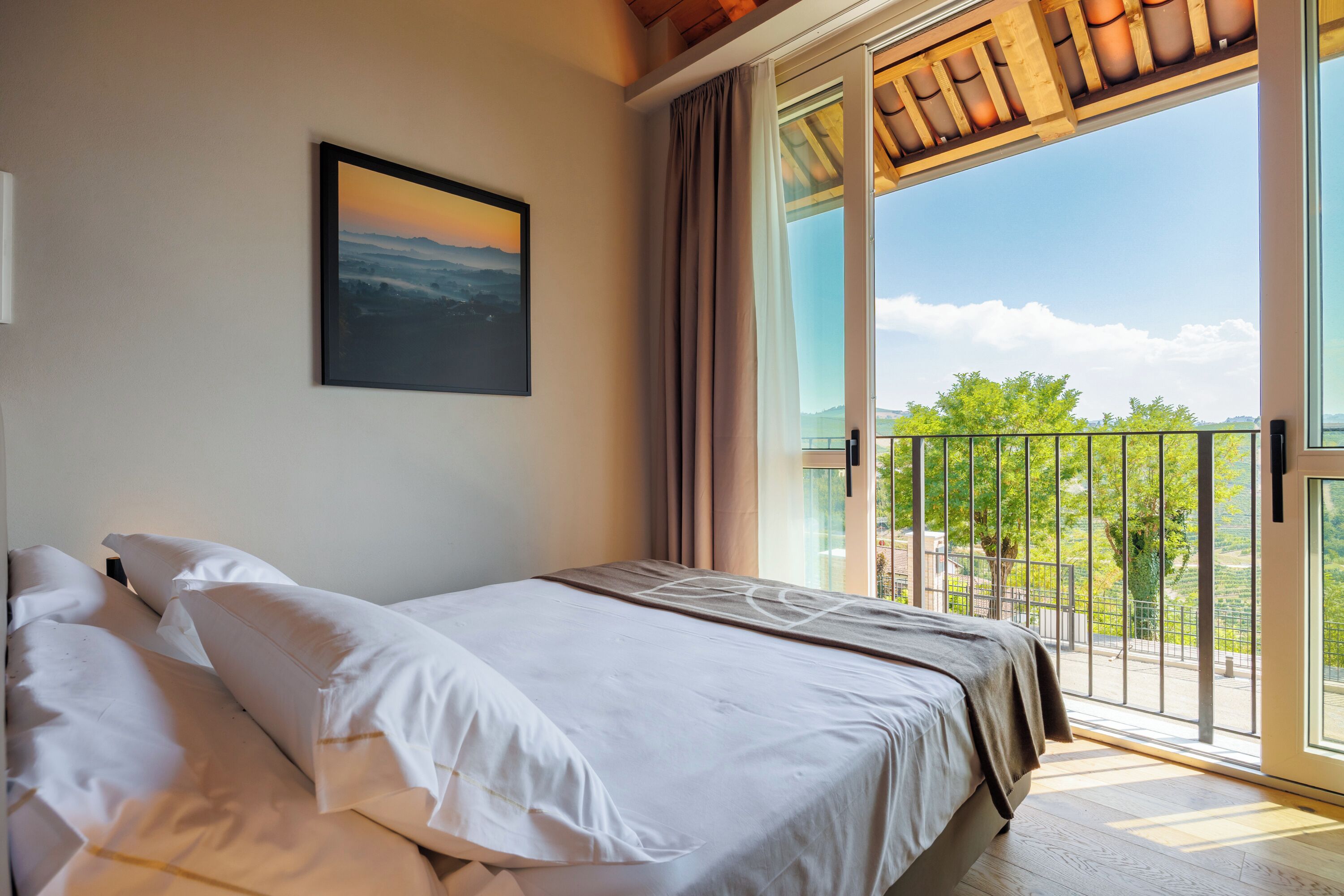 Une chambre à coucher avec un lit, une fenêtre et une vue sur la verdure.