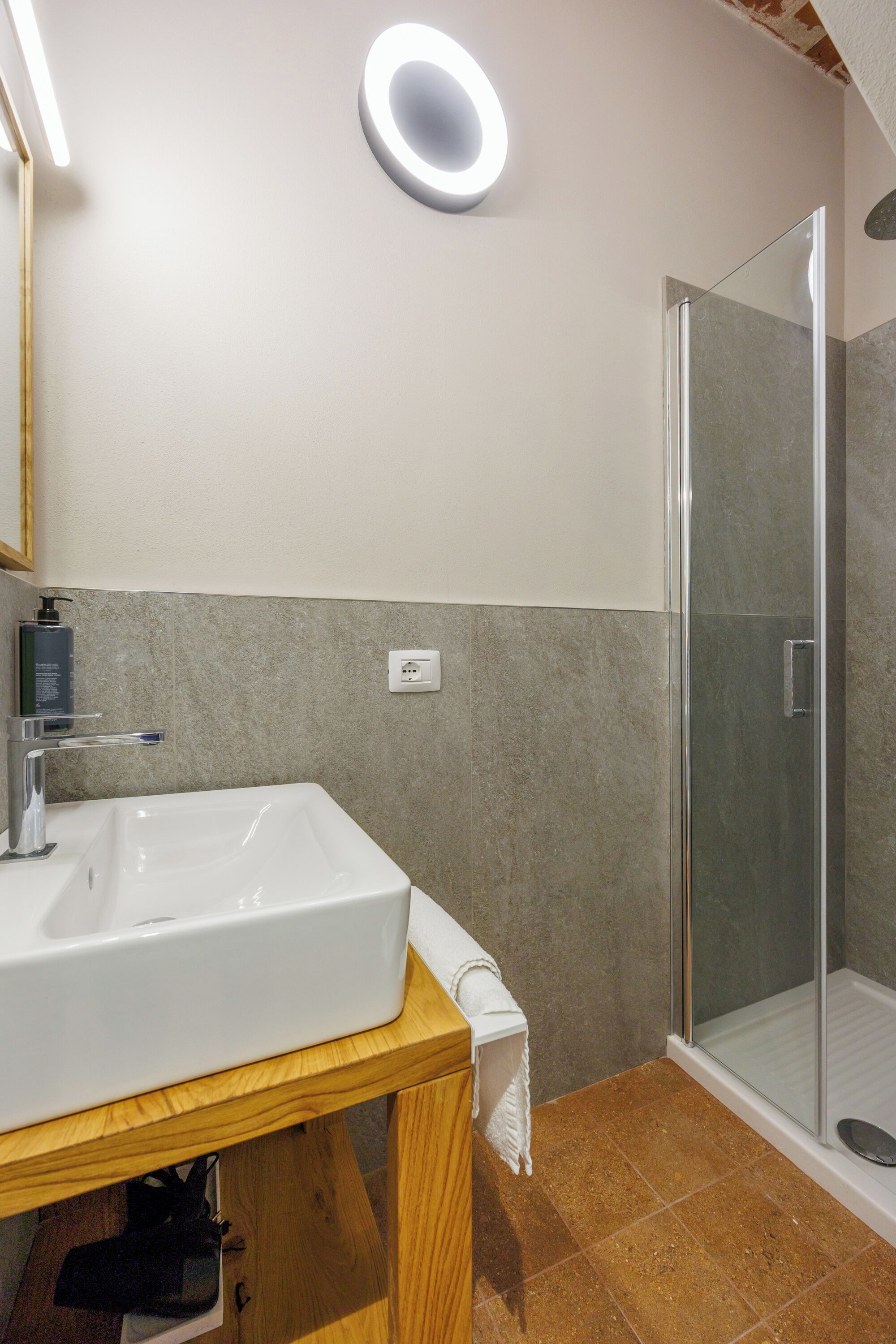 Apartment, Garden View (Casa 2) | Bathroom | Shower, hair dryer, bidet, towels