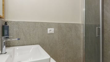 Apartment, Garden View (Casa 2) | Bathroom | Shower, hair dryer, bidet, towels