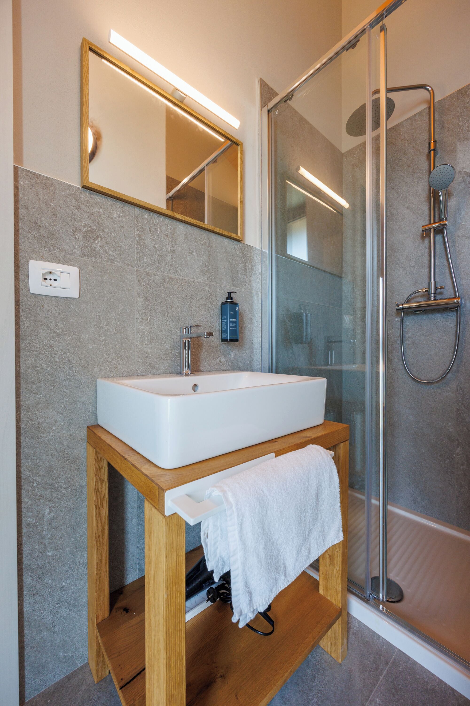 Appartamento, balcone, vista collina (Casa 6) | Bagno | Doccia, asciugacapelli, bidet, asciugamani