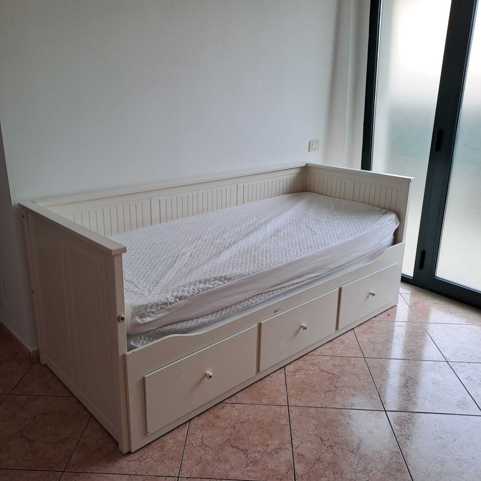 Ein Einzelzimmer mit Fenster, Heizkörper und Fliesenboden.