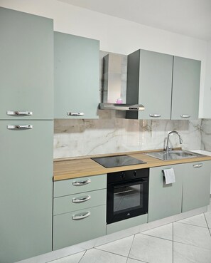 Coffee/tea maker, fridge, oven, stovetop