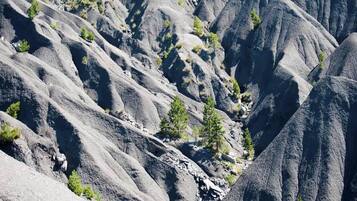 Un paysage montagneux accidenté, caractérisé par un terrain rocheux et une végétation clairsemée.