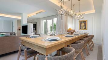 House (6 Bedrooms) | In-room dining