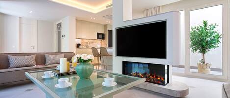 Nhà (6 Bedrooms) | Khu phòng khách | Smart TV 60-inch có truyền hình kỹ thuật số