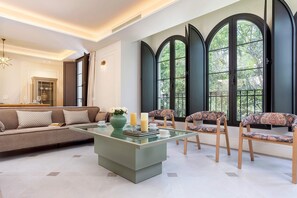 單棟房屋 (6 Bedrooms) | 客廳 | 60 吋智能電視連數碼電視頻道