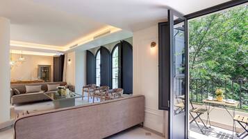 House (6 Bedrooms) | Balcony