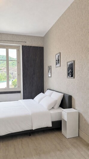 Tabla de planchar con plancha, wifi y ropa de cama 