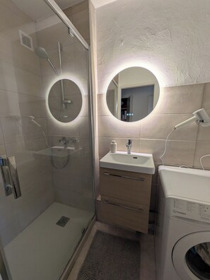 Bathroom - Vrbo Property (Embrun)