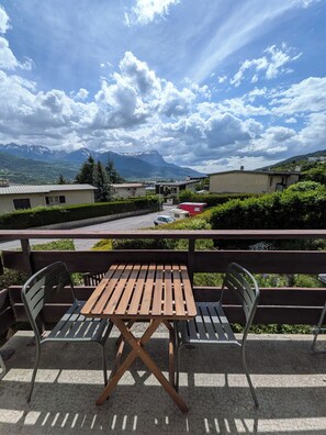 Outdoor dining - Vrbo Property (Embrun)