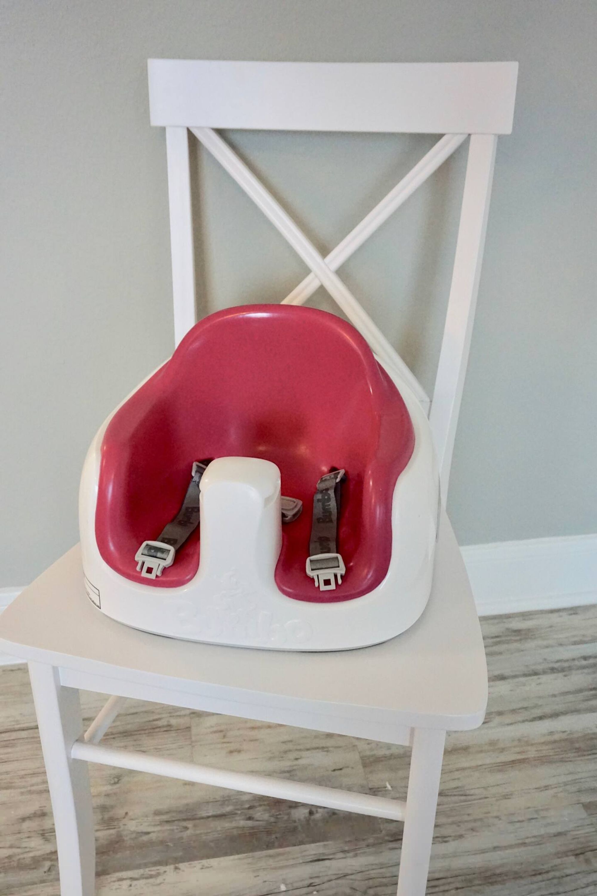 Une chaise blanche avec un siège rouge et un dossier blanc.