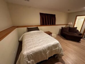 3 bedrooms, iron/ironing board, free WiFi, bed sheets - Stay Close to the Action! 3BR, 3BA KC Duplex Near Worlds of Fun & Stadium KC (Kansas City)