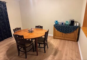 Dining - Stay Close to the Action! 3BR, 3BA KC Duplex Near Worlds of Fun & Stadium KC (Kansas City)