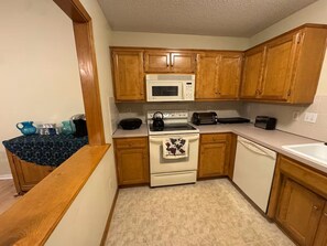 Private kitchen - Stay Close to the Action! 3BR, 3BA KC Duplex Near Worlds of Fun & Stadium KC (Kansas City)