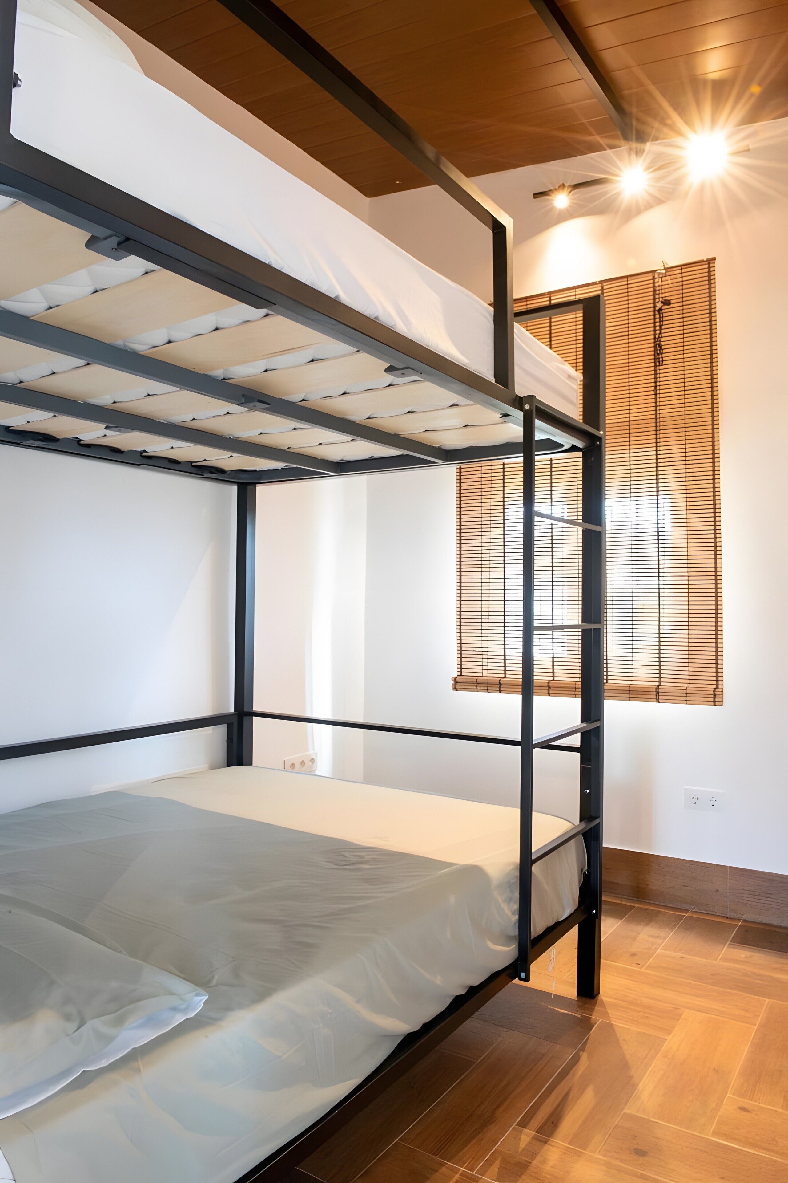 Tabla de planchar con plancha, wifi, ropa de cama