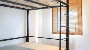 Tabla de planchar con plancha, wifi, ropa de cama