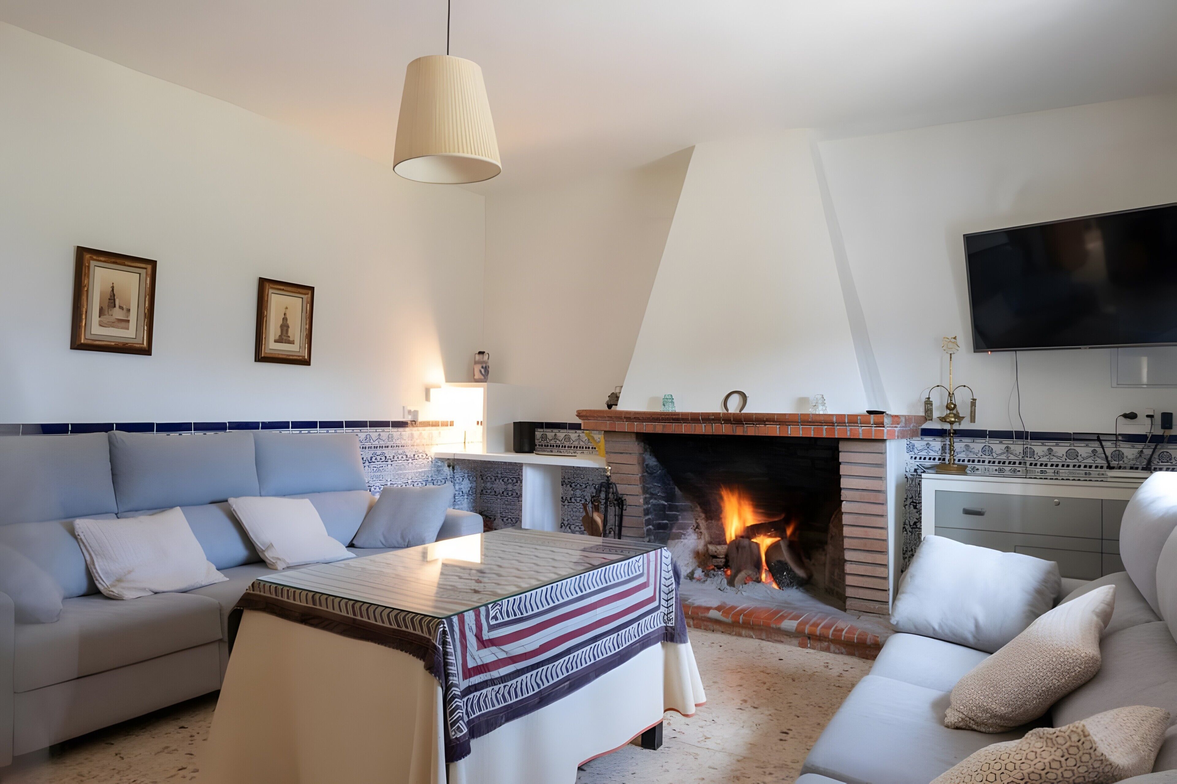Una televisión, una chimenea