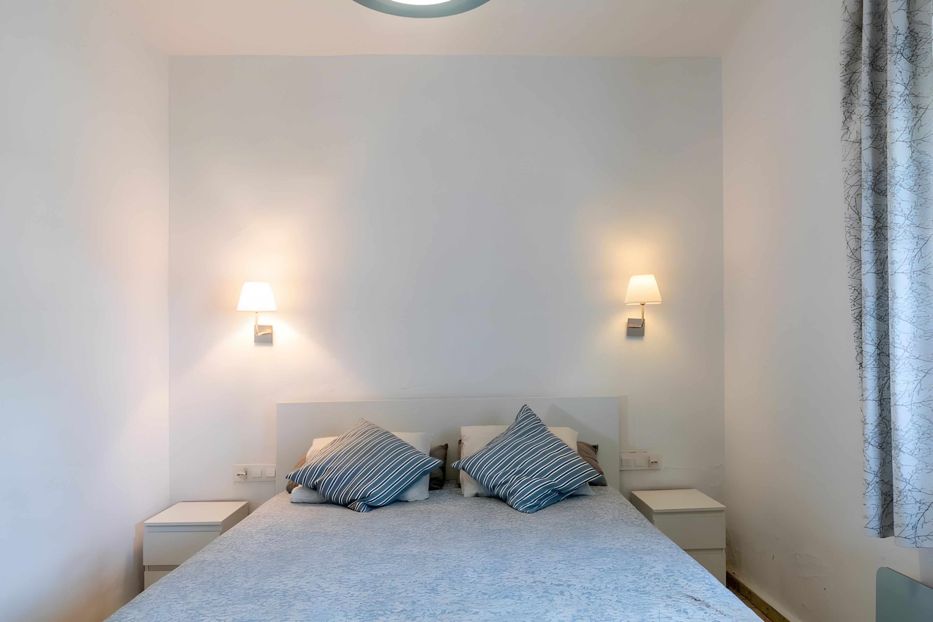 Tabla de planchar con plancha, wifi, ropa de cama