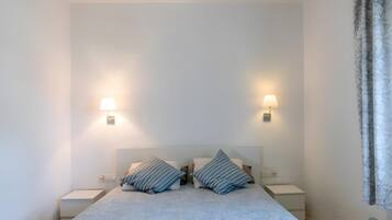 Tabla de planchar con plancha, wifi, ropa de cama