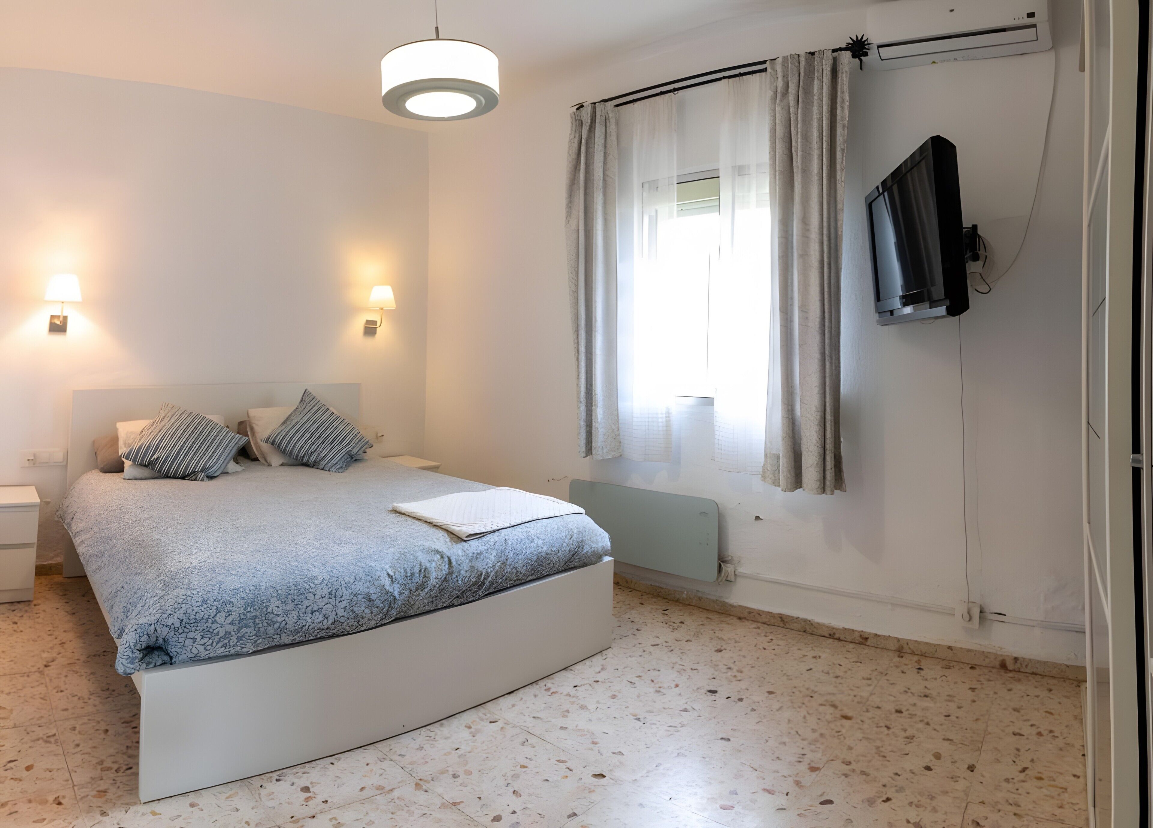 Tabla de planchar con plancha, wifi, ropa de cama