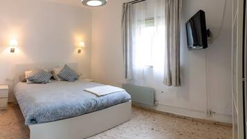 Tabla de planchar con plancha, wifi, ropa de cama