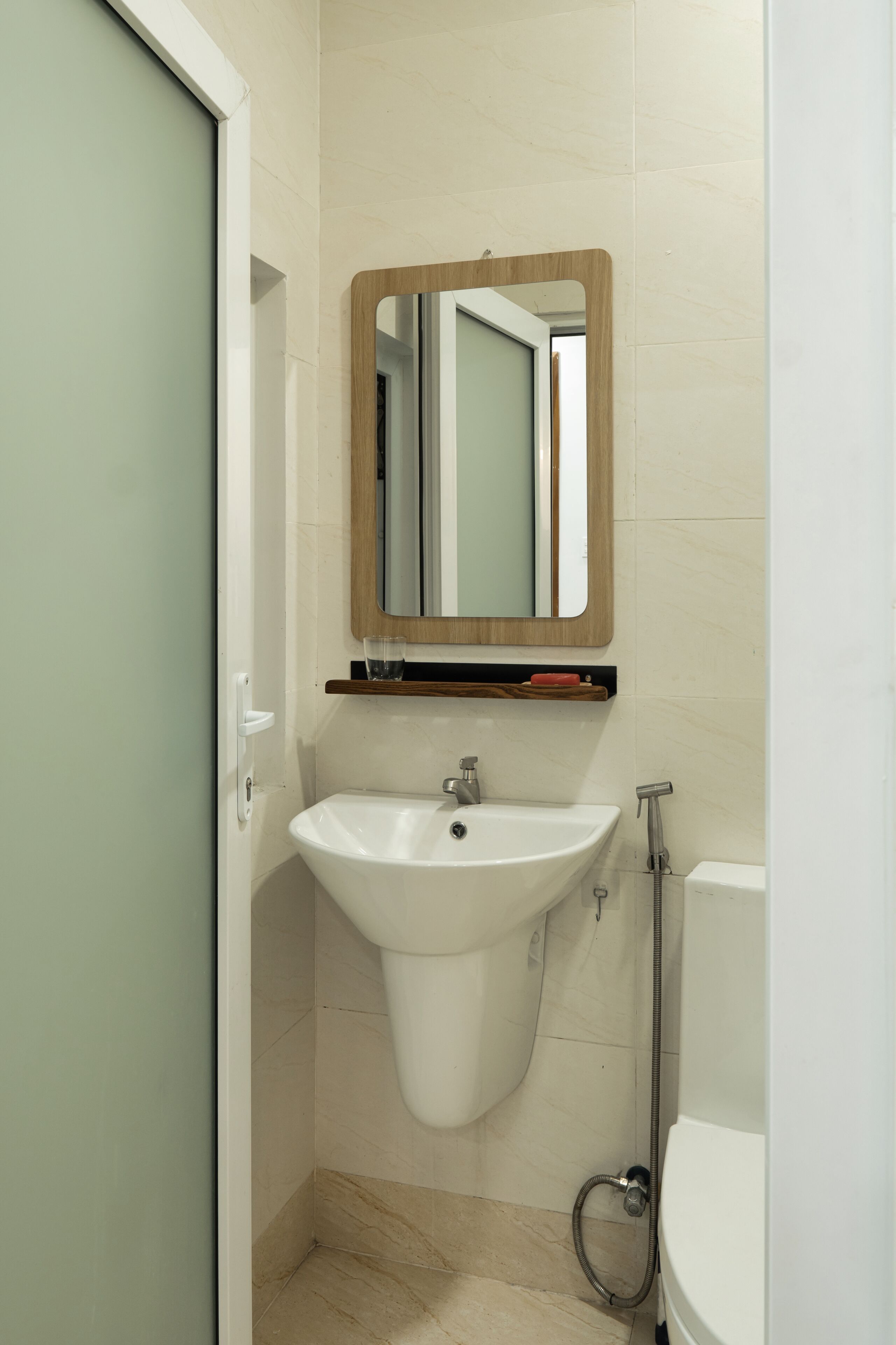 Een douche, een haardroger, een bidet, handdoeken
