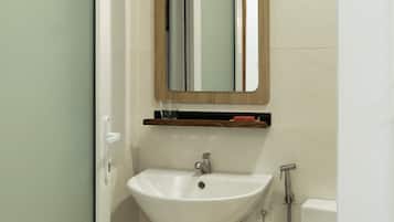 Een douche, een haardroger, een bidet, handdoeken