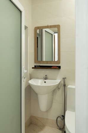 Bathroom - Cozy Studio-Private Bath-Near Metro-Free Laundry (Thành phố Hồ Chí Minh)