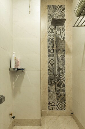 Douche, sèche-cheveux, bidet, serviettes fournies