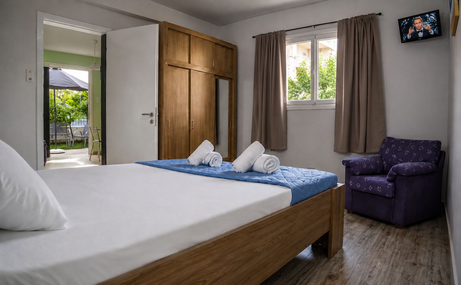 Free WiFi, bed sheets