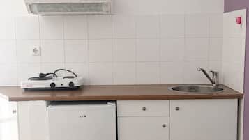 Family Quadruple Room, Balcony, Garden View | Dapur kecil peribadi | Peti sejuk, dapur