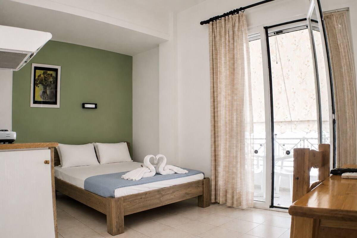 Standard Twin Room, Balcony | WiFi (free), bed sheets