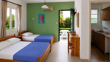Habitación triple estándar, patio, vista al jardín | Wifi gratis y ropa de cama