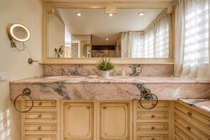 A bathroom with a large mirror, two sinks, marble countertops, and a potted plant. - Villa Bella - Exclusive Roses Retreat (Girona)