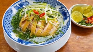 Frokost med lokale retter er inkludert hver dag