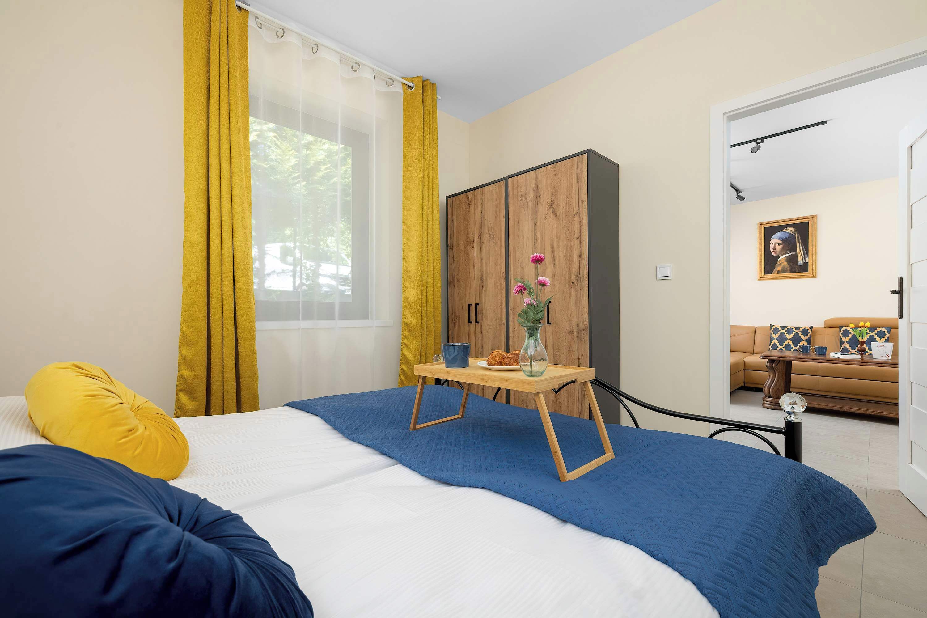 Iron/ironing board, travel crib, WiFi, bed sheets