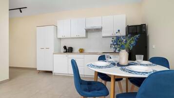 Kühlschrank, Mikrowelle, Herdplatte, Wasserkocher mit Kaffee-/Teezubehör