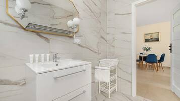 Shower, hair dryer, towels, shampoo