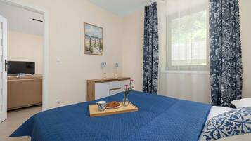 Iron/ironing board, travel cot, WiFi, bed sheets
