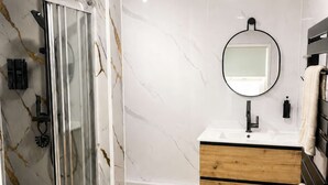 Shower, hair dryer, towels, soap - Grand T3 lumineux et climatisé de 80 m² à Sedan (Sedan)