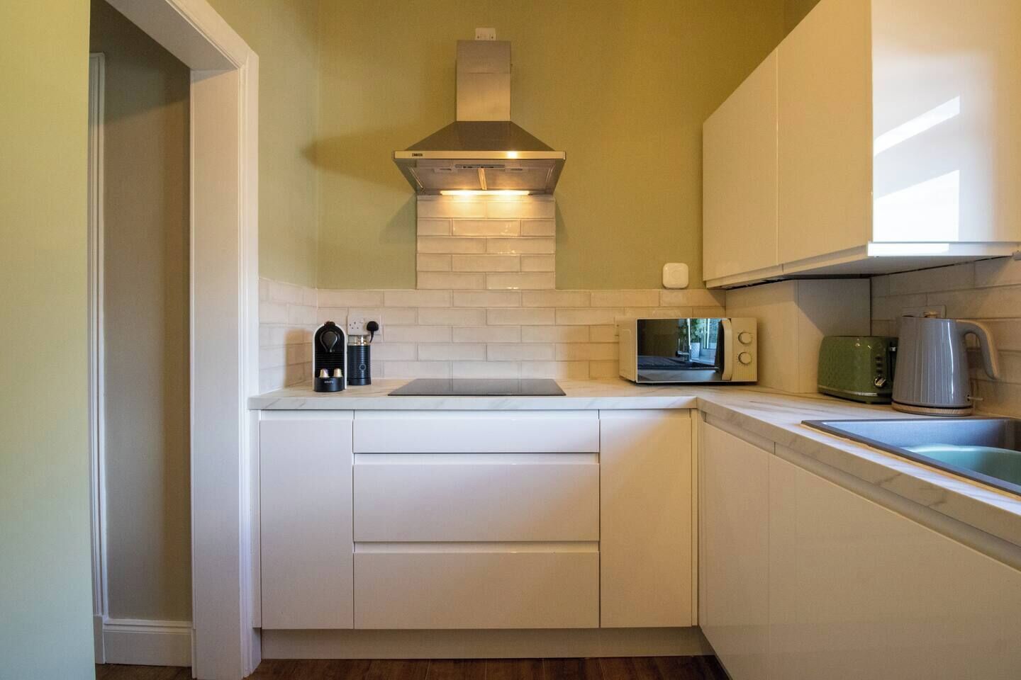Coffee/tea maker, fridge, microwave, oven